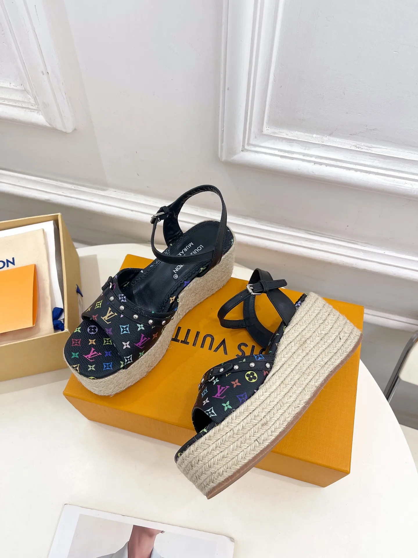👟👟Ex-factory price 620👟👟 | Louis Vuitton 25𝐬𝐬 🧡💚2025 spring and summer new model top version‼ ️The original version is the same. The counter features the latest LV Full of high-end feel! A popular model among bloggers at home and abroad, it’s retro and fashionable and looks amazing on your feet! Mainly recommended model on the official website★ ━━━━━ ЅᏇєєt ━━━━━ ▪️Upper: Original customized cowhide print ▪️Lining: imported sheepskin lining ▪️Outsole: original molded outsole ▪️Heel height: 8cm, water platform 4.5cm ▪️Shoe size: 35-39 (customized for 40, 41)